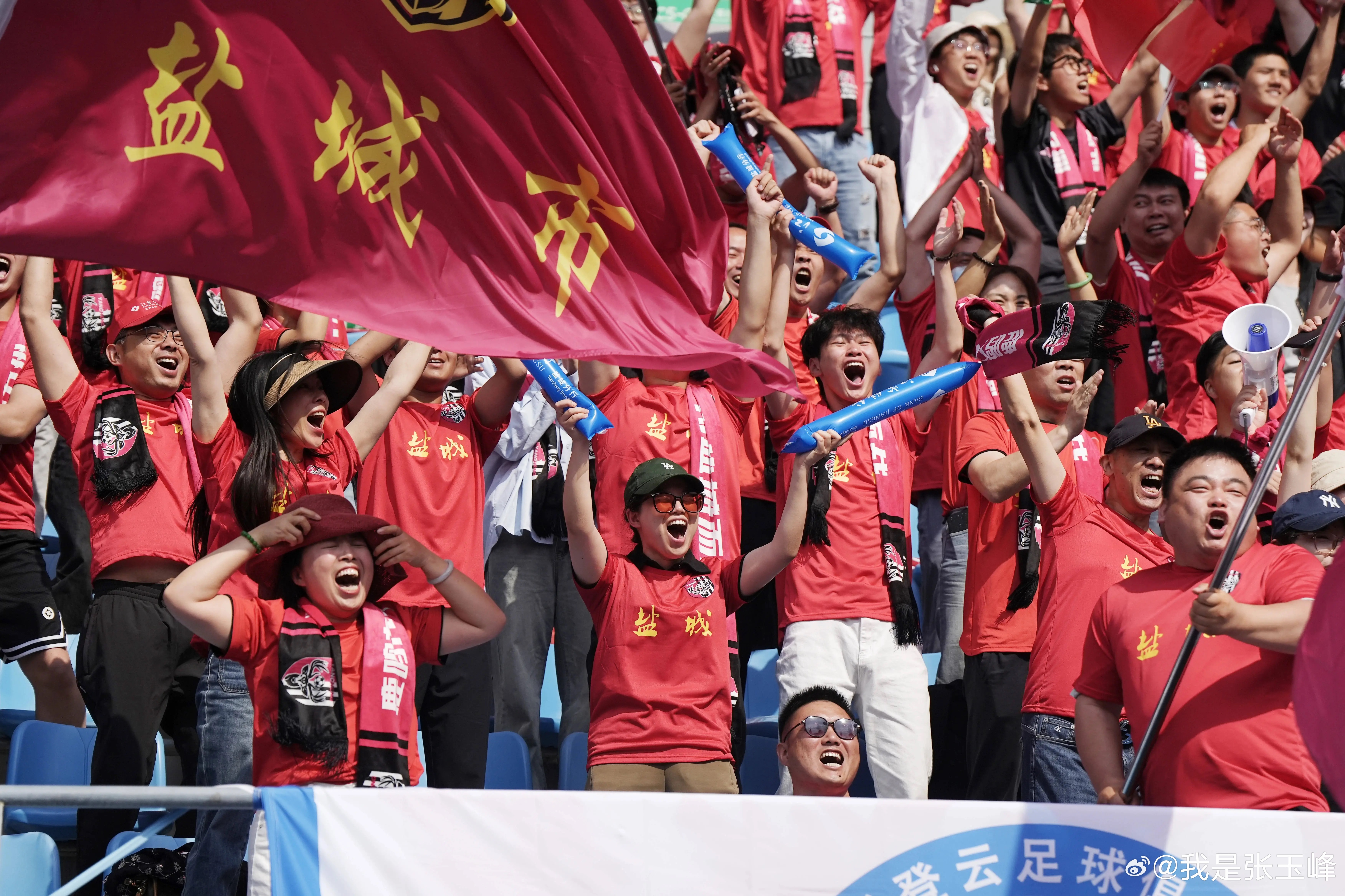 欧冠联赛热闹开启，球迷热情高涨！